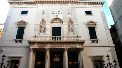 Teatro La Fenice återuppbyggdes efter att ha förstörts av en brand 1996.