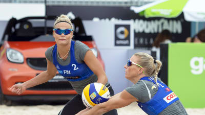 Riikka Lehtonen och Taru Lahti spelar beachvolleyboll. 