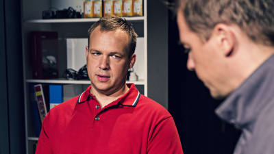 På elfirman. Ägaren Kenneth (Jonas Bergqvist) och praktikanten Fred (Jan-Christian Söderholm).