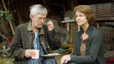 Tom Courtenay dricker te medan Charlotte Rampling tittar mot horisonten