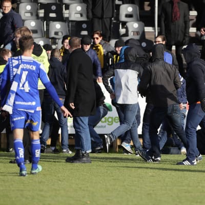 Supportergräl mellan HJK:s och FC Honkas anhängare.