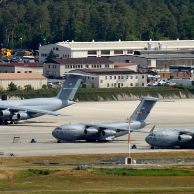 Tre transport står parkerade på flygbasen Ramstein