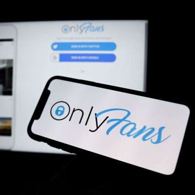 Sosiaalisen median OnlyFansin logo puhelimen näytöllä.