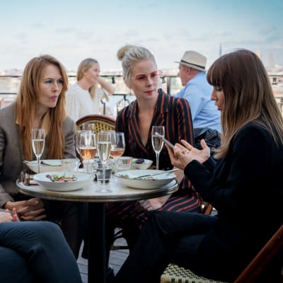 Skådespelarna Sofia Helin, Julia Dufvenius, Anja Lundqvist och Elin Klinga sitter på en uteservering i tv-serien "Lust"
