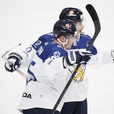 Två finländska spelare jublar.