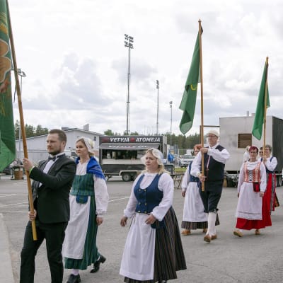 Flagg- och folkdräktsparad vid Centerns partikonkress