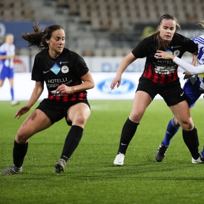 PK-35-spelarna Elina Salmi och Ashley Riefner i farten mot HJK:s Vilma Hakala.