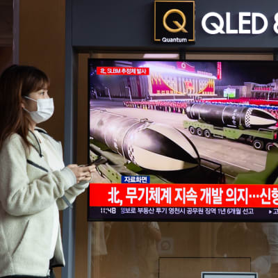 En kvinna i Seoul passerade en tv-skärm där det rapporterades om Nordkoreas senaste missiltest. 