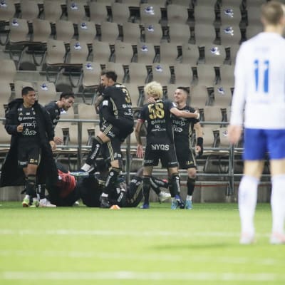 SJK-spelare firar mål.