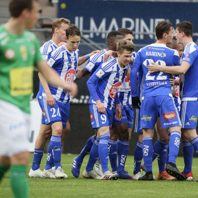 HJK firar mål.