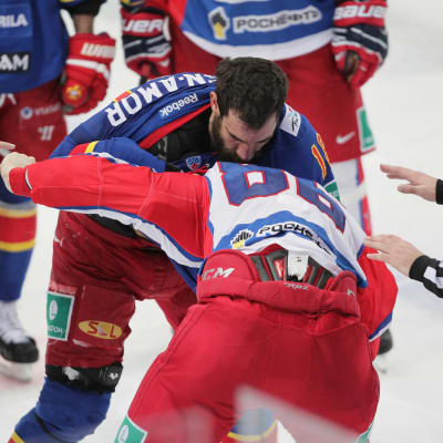 Två ishockeyspelare slåss.