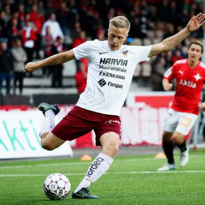 Hindrek Ojamaa med bollen