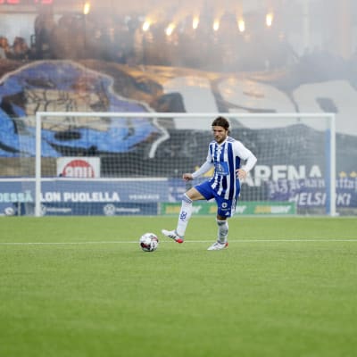 Perparim Hetemaj framför HJK-klacken.