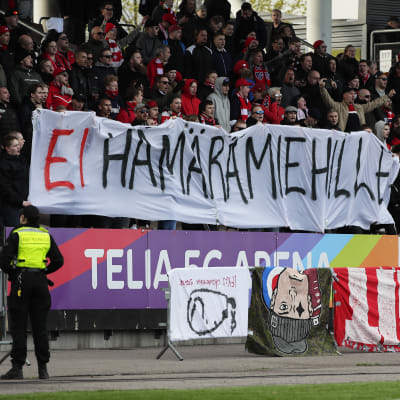 HIFK-fansen protesterar.