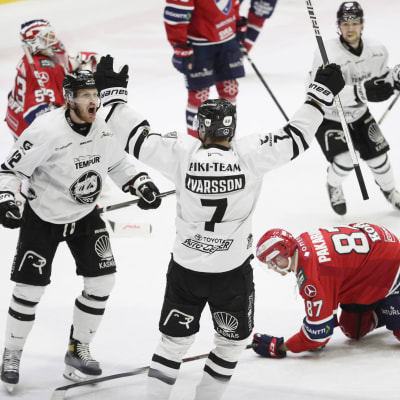 TPS-spelare firar mål.
