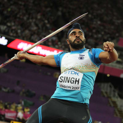 Spjutkastaren Davinder Singh i full färd att slänga iväg sitt spjut.