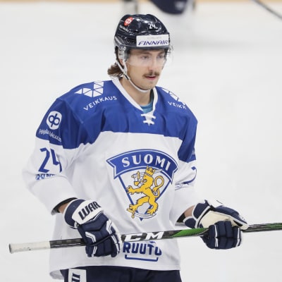 Hannes Björninen luistelee jääkiekkokaukalossa.