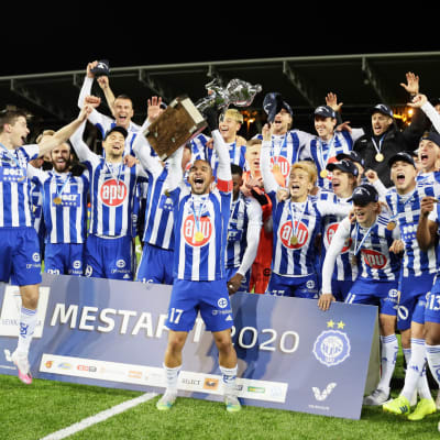 HJK:s spelare jublar över ligaguldet 2020.