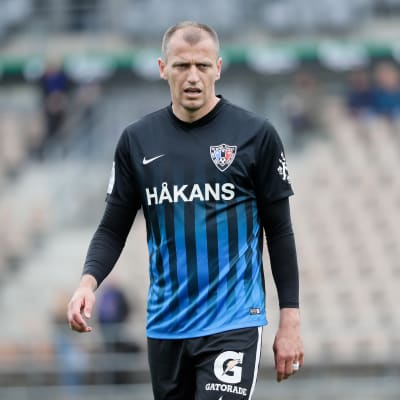 Njazi Kuqi på fotbollsplanen i FC Inters tröja.