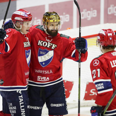 Jere Sallinen, Otto Paajanen och Ville Leskinen firar ett mål.