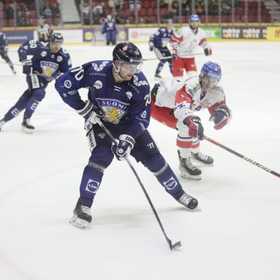 Teemu Hartikainen med pucken i Finlands match mot Tjeckien.