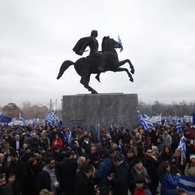 Tusentals personer demonstrerar i Thessaloniki i Grekland mot en kompromiss mellan Grekland och grannlandet Makedonien i tvisten om namnet Makedonien.