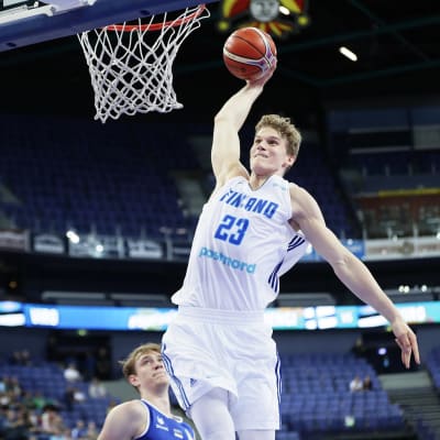 Lauri Markkanen gjorde sin första landslagsmatch efter att ha spelat för Chicago Bulls i NBA.