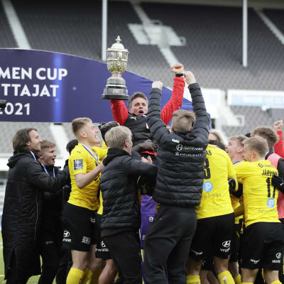 Kuopion Palloseura juhlii voittoa.
