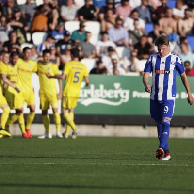HJK:s Riku Riski går med sänkt huvud efter insläppt mål.