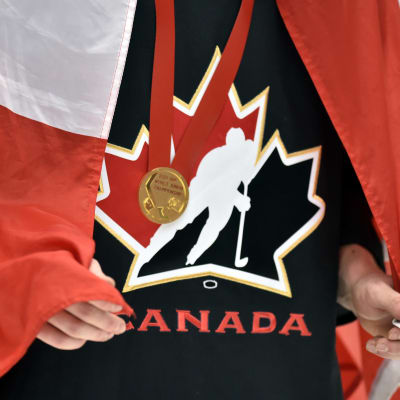Närbild på en guldmedalj från junior-VM i ishockey på en kanadensisk spelare.