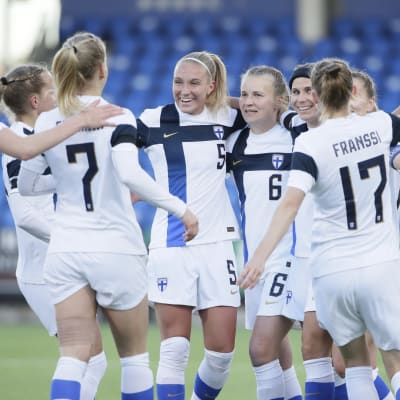 Finlands damlandslag i fotboll firar mål