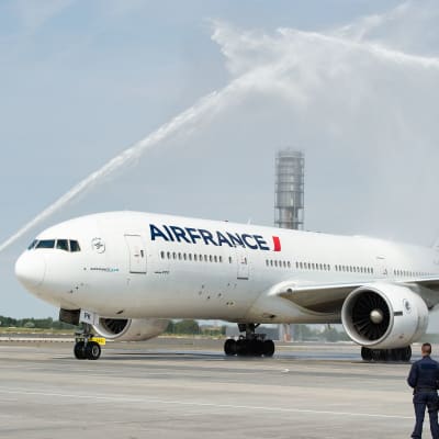 Frankrikes flyg landar på flygplatsen i Paris