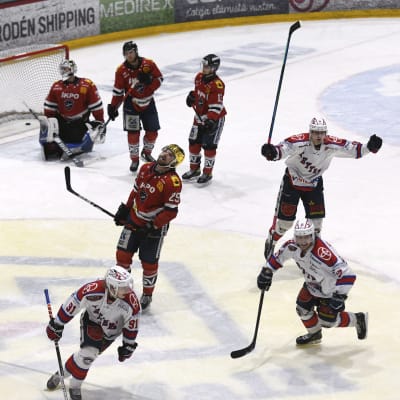 Ketteräs Roope Mäkitalo har precis avgjort matchen i den fjärde finalens förlängning.