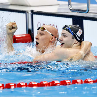 Matti Mattsson kramar sin nederländska motpart Arno Kamminga i vattnet och hurrar över att ha vunnit brons.
