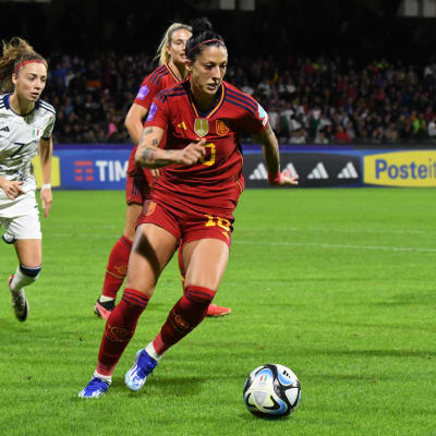Jennifer Hermoso med bollen.