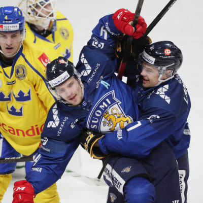 Mikko Lehtonen och Juho Lammikko firar mål.