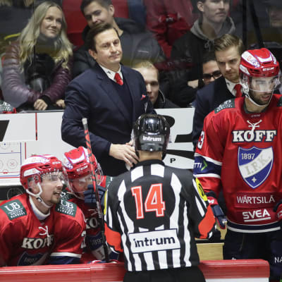 HIFK:s chefstränare Ville Peltonen snackar med domaren.
