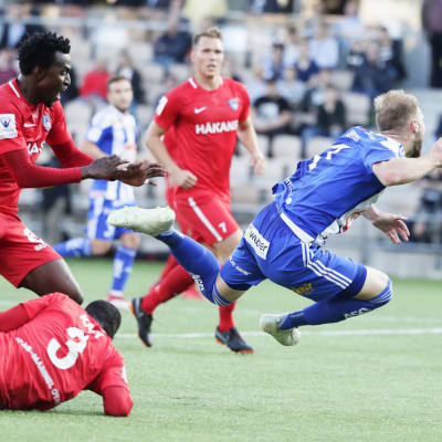 Daniel Kamy kapar Klauss, som faller.