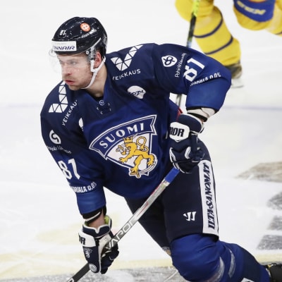 Finländsk hockeyspelare åker skridsko något nedböjd.