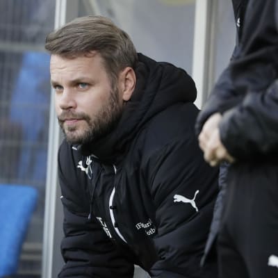 Peter Lundberg sitter på IFK Mariehamns bänk