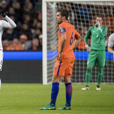Ranskan Paul Pogba juhlii maalia Hollanti-pelissä.