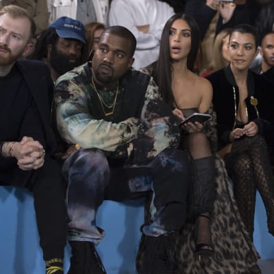  Kim Kardashian ja hänen miehensä, laulaja Kanye West istuvat yleisön joukossa.