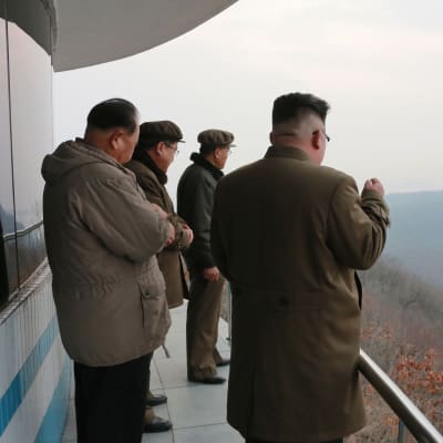 Nordkoreas ledare Kim Jong-Un (till höger) bevittnade själv raketmotoprovet i rymdcentret Sohae på lördagen