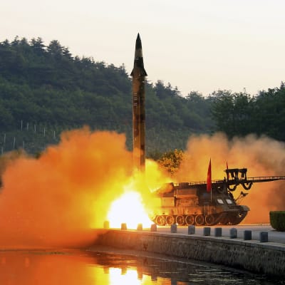 Ett odaterat nordkoreanskt fotografi av en träffsäkrare typ av kortdistansmissiler som kan avfyras från rörliga avfyringsramper