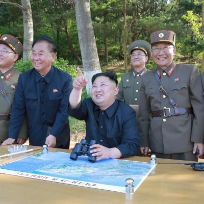 Pohjois-Korean johtaja Kim Jong-un seuraa ohjuskoetta toukokuussa 2017
