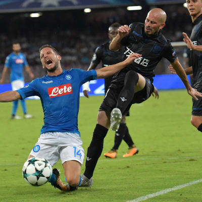 Dries Mertens faller tungt i en Champions League-kvalmatch 2017.