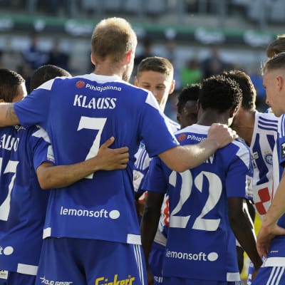 HJK-spelare firar ett mål i matchen mot IFK Mariehamn.