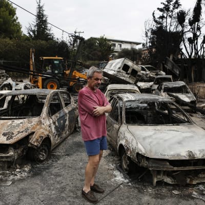 Utbrända bilar efter häftig skogsbrand i Mati öster om Aten.