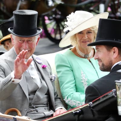 Prins Charles och hans Camilla på väg till Ascot på hästkapplöpningar senaste sommar.