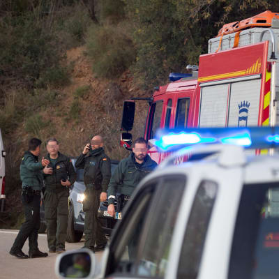 Räddningsmanskap i Totalán nära Málaga.